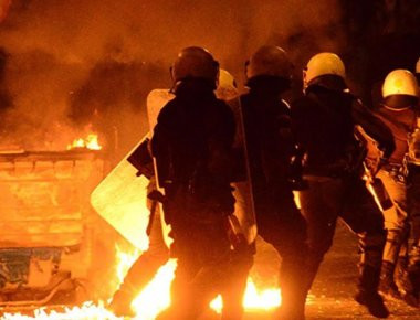 Μολότοφ και χημικά και πάλι στο κέντρο της Αθήνας τα ξημερώματα - Τραυματισμός αστυνομικού (upd)